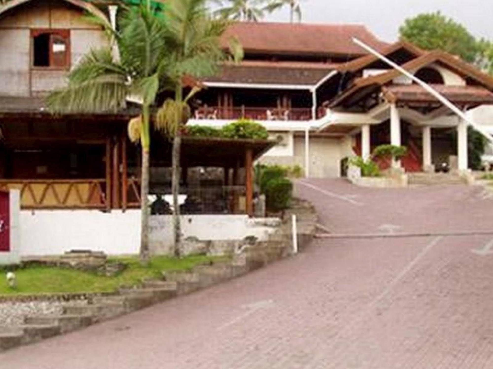 Bukit Senggigi Hotel Exterior photo
